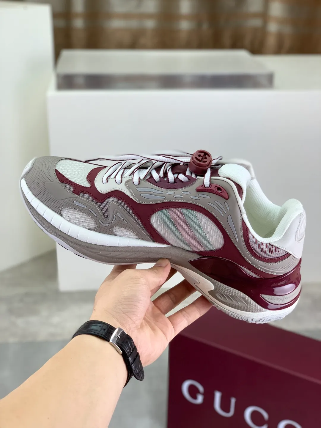 Men's shoes 💰P980 new style 💰 Gucci, couple style, women's style will be released later, new 2.0 futuristic sneakers‼ ️A pair of subversive sneakers is here. Gucci 2.0, a full series of 4 colors with key investment, smart silhouette: slightly curved forefoot design, you can clearly feel the propulsion when commuting and trotting, and it can enhance the sense of line extension when paired with wide-leg pants or cycling pants. EVA thick soles not only have a comfortable height-increasing effect, but also reduce weight (it actually lasts 3 hours of shopping without tiring your feet!) Highlight moments for lazy people: 2. Just choose it for airport wear! You can take them off in seconds after passing the security check (you can put them on as soon as you lift the heel strap), because the shoes come with a sliding buckle, so no need! ! Tie your shoes. Really achieve the sense of relaxation that goes with you. Size: Female 35-40 Male 39-45